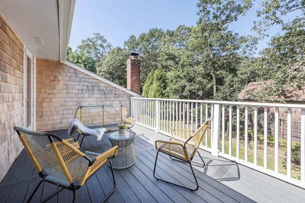 Balcony with outdoor seating